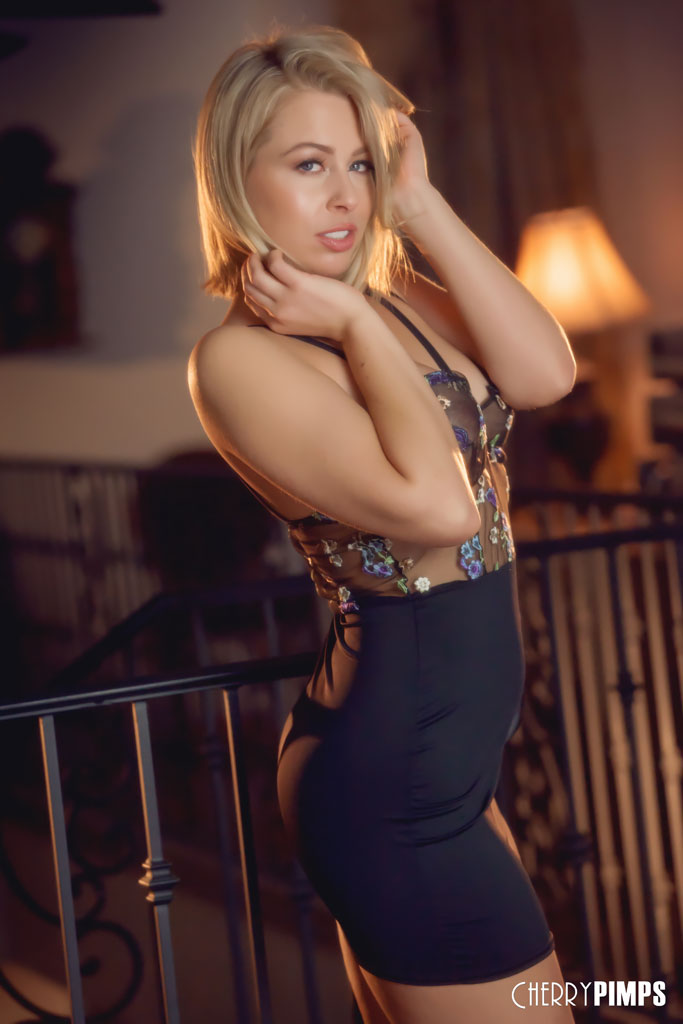 Zoey Monroe XXXBios - Petite blonde big booty pornstar Zoey Monroe porn pics sfw