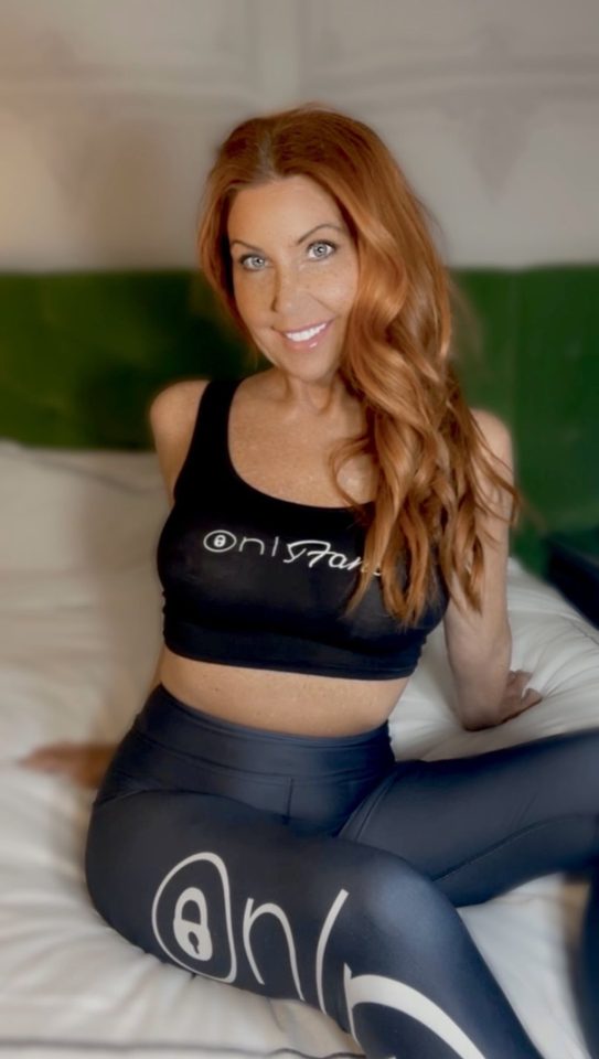 Mrs Robinson XXXBios - Tallest busty all natural redhead MILF Mrs Robinson in sexy black sports bra and black grey leggings - FanCentro Mrs Robinson porn pics sfw